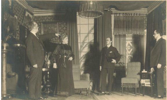 Manden med mappen skulle være Marius Devantier