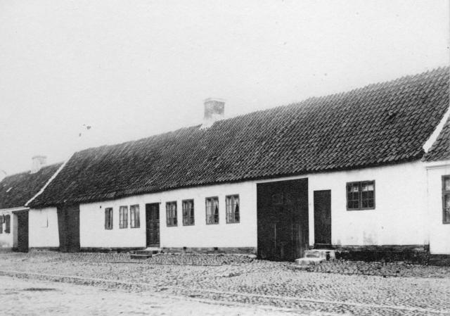 Mathias Devantiers ejendom
 Her opførtes senere den røde etage ejendom, der blev kaldt Aktiebageriet.
