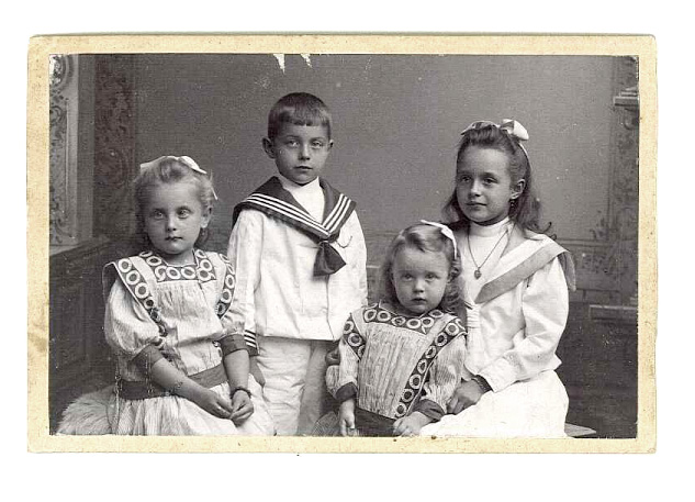 Margarethe, Franz, Valeska and Charlotte Jahnke. 1908
